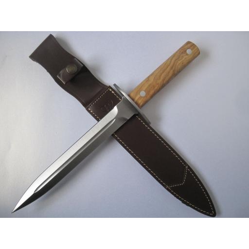 113L Cudeman Hunting Dagger With Olive Wood Handle
